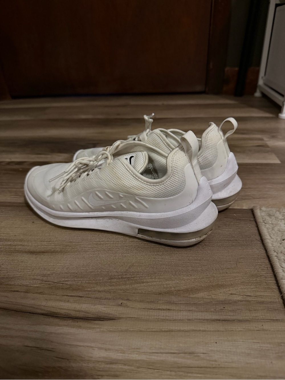Nike Air Max Axis White Sneakers Women’s Size 8 Athletic Running Shoes